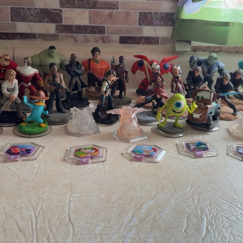 Disney Infinity Figure Collection 34 Figures 4 Discs